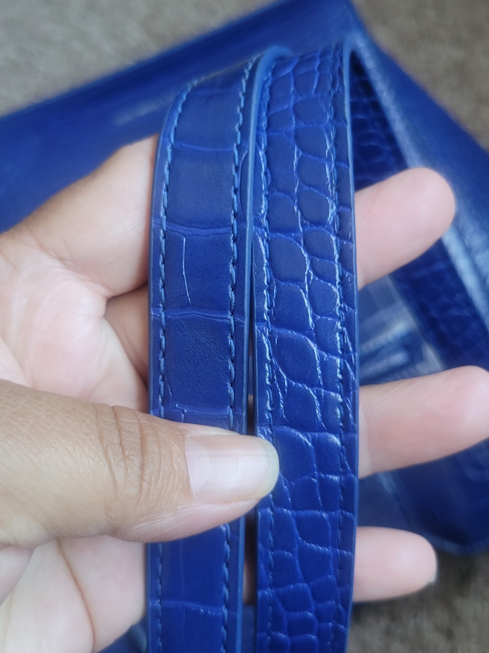 Cobalt blue tote bag with crocodile embossing and logo detail - Picture 14 of 16